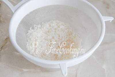 Первым делом тщательно промоем в холодной проточной воде рис - как утверждают опытные кулинары, моют рис в семи водах