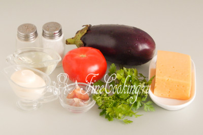 Для приготовления этого простого и вкусного салатика нам понадобятся следующие ингредиенты: баклажаны, помидоры, сыр, майонез, чеснок, петрушка, рафинированное растительное масло, соль и молотый черный перец