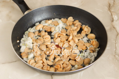 В сковороду наливаем растительное (у меня подсолнечное) масло без запаха, прогреваем его и выкладываем грибы с луком