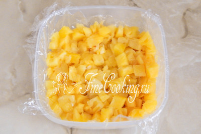 Следующий слой - кусочки консервированного ананаса