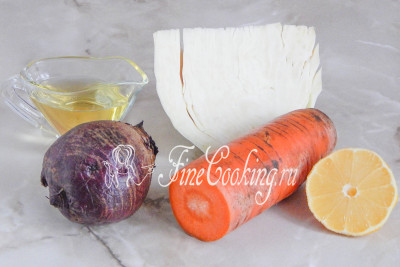 В рецепт этого [простого овощного салата](/recipe/klassicheskij-salat-vinegret) входит свежая белокочанная капуста, свекла и морковь