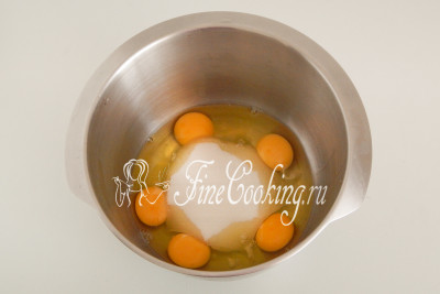 Берем подходящую посуду и разбиваем в нее 5 свежих куриных яиц среднего размера