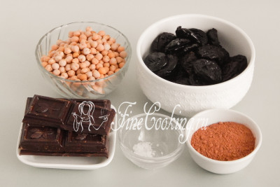 Для приготовления этих простых, вкусных и оригинальных домашних конфет нам понадобятся следующие ингредиенты: нут, чернослив, горький шоколад и порошок какао