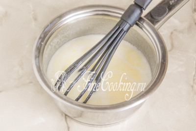 Ставим посуду на медленный огонь и при постоянном (это важно!) помешивании варим сироп около 1-2 минут после закипания