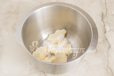 Заключительный этап приготовления масляного крема Шарлотт предусматривает соединение заварной основы и масла, которое нужно предварительно подготовить