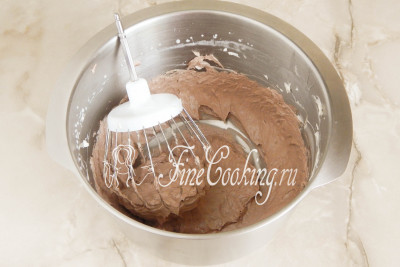 Нежно-коричневый крем понадобится для обмазывания торта и украшения его верхней части
