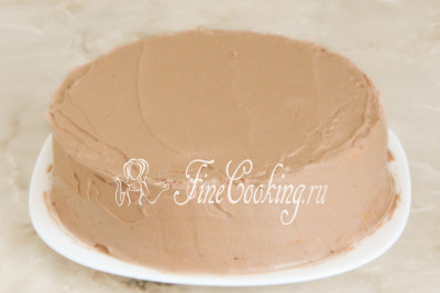Покрываем верх и бока торта шоколадным кремом - понадобится примерно 2/3 от всего количества