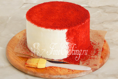 Когда торт лично для вас будет идеально ровным, останется нанести на его поверхность красную крошку, которую мы приготовили заранее из обрезков коржей