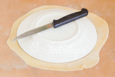 Дальше нужно придать пласту из теста идеально круглую форму - это можно сделать с помощью тарелки, крышки от кастрюли или разъемной кулинарной формы