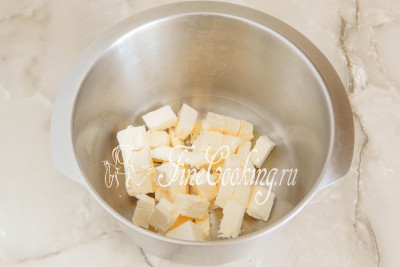 Основа для медового торта готова и остыла, поэтому пора переходить к приготовлению крема