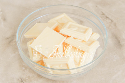 Белый шоколад (180 граммов) нужно растопить - на водяной бане или в микроволновой печи на режиме Разморозка