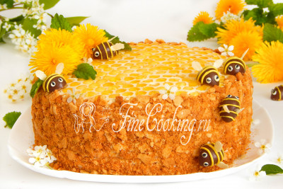 Шоколадные пчелки отлично прилипают к меду, а на бока торта без проблем крепятся с помощью половинок деревянных зубочисток