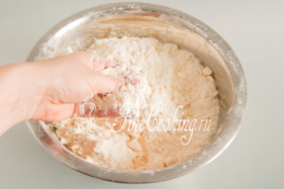 После этого руками (между большим и средним пальцами) перетираем масло с пшеничной мукой в крошку, стараясь делать это довольно быстро - нельзя давать маслу сильно нагреваться