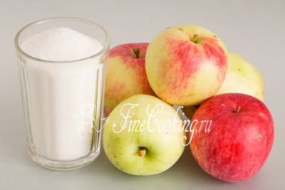 Для приготовления этой просто, вкусной и ароматной заготовки на зиму нам понадобятся свежие яблоки и сахарный песок