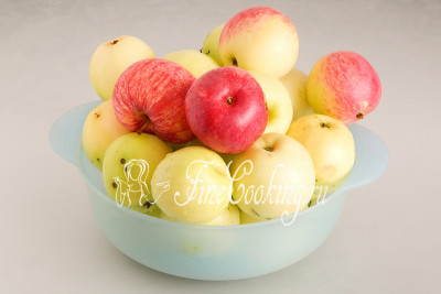 Яблоки для такой начинки советую выбирать кисло-сладких сортов, плотные упругие, не битые, без червоточины