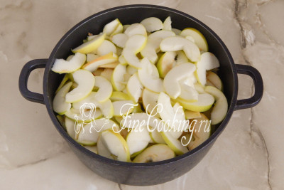 Свежие яблоки нужно помыть, удалить семенные коробочки и плодоножки