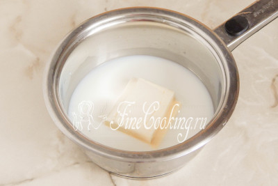 Берем небольшую кастрюльку (желательно с толстым дном) или сотейник, наливаем в нее молоко и воду