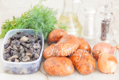 Чтобы приготовить вкусную жареную картошку с грибами, нам понадобится картофель, вареные лесные грибы, репчатый лук, свежий укроп, рафинированное растительное (у меня подсолнечное) масло, соль и черный молотый перец