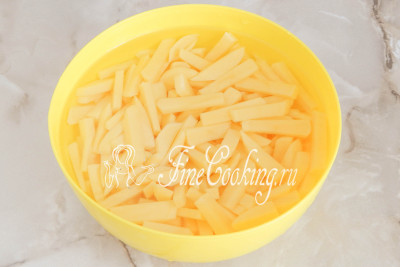 Каждую картофелину нарезаем довольно крупными брусочками, которые также кладем в холодную воду