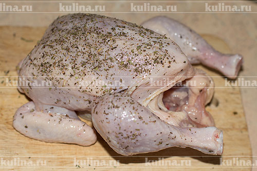 Цыплят помыть, натереть солью и перцем снаружи и изнутри, посыпать специями для курицы.