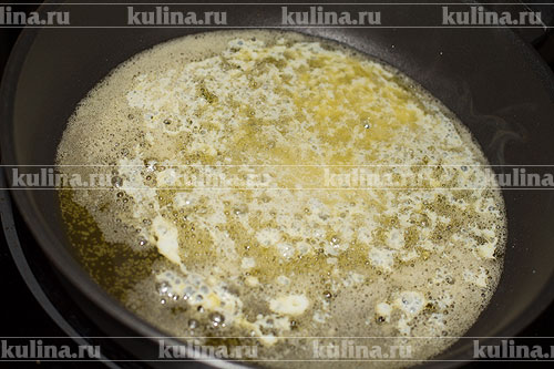 В сковороде растопить сливочное и 2 ст. л. оливкового масла.