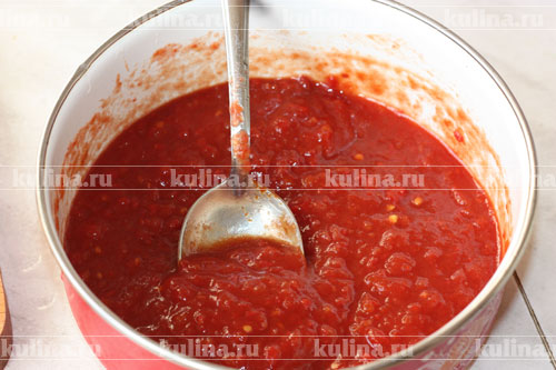 Смешать томатную пасту с протертыми помидорами. Добавить к луку, накрыть крышкой, тушить 10 минут.
