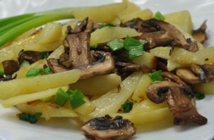 Жареная картошка с шампиньонами и луком - фото шаг 5