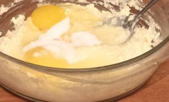 Шаг 3: Добавьте яйца.