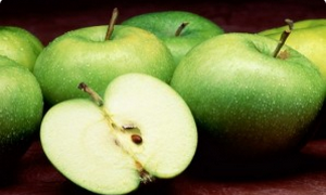 Пышная шарлотка с яблоками на кефире