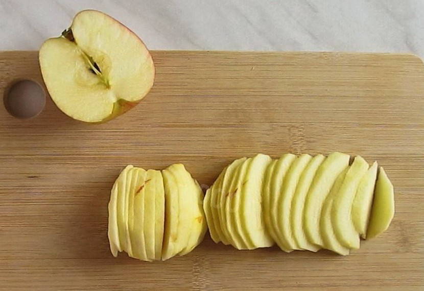 Шарлотка с манкой и яблоками — рецепт с фото пошагово