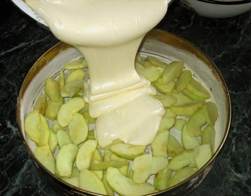 Шарлотка с манкой и яблоками — рецепт с фото пошагово