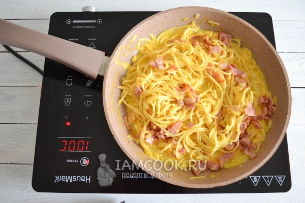 Положить макароны в сковороду