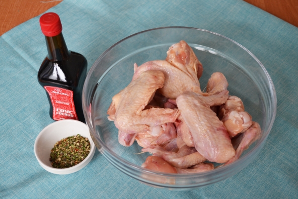 Ингредиенты для куриных крылышек на сковороде гриль