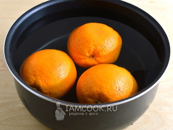 Положить апельсины в кастрюлю с водой