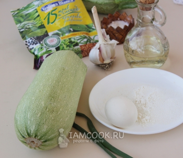 Ингредиенты для жареных кабачков с яйцом на сковороде