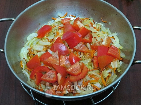 Обжарить лук с морковью и перцем