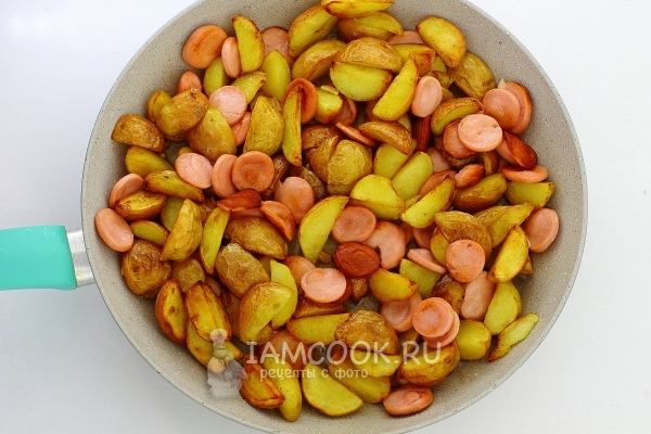 Фото жареной картошки с сосисками