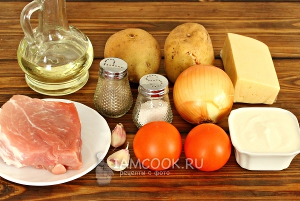 Ингредиенты для мяса по-французски с картошкой и помидорами