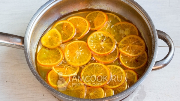 Сварить апельсиновые дольки в сахарном сиропе