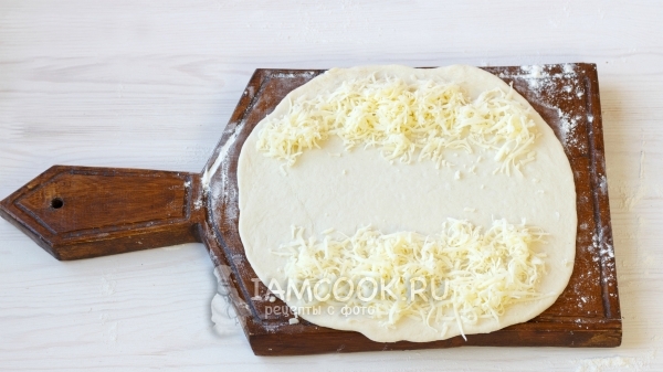 Посыпать тесто сыром
