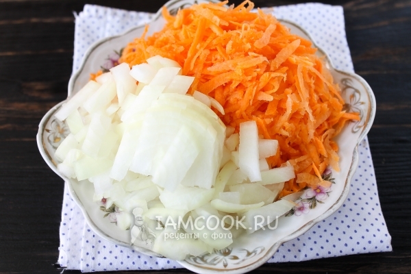 Порезать лук и натереть морковь