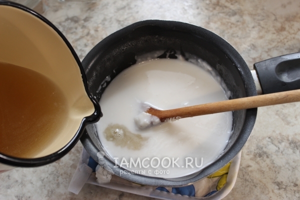 Влить желатин в кокосовое молоко