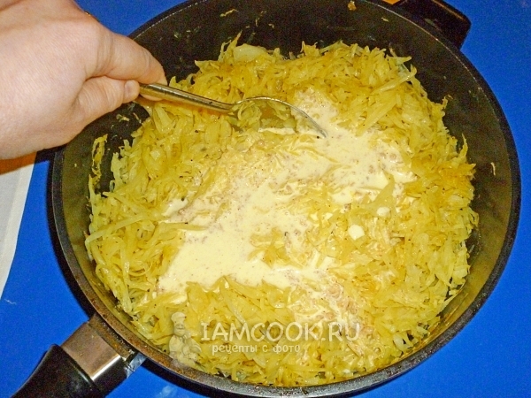 Влить яйца со сметаной в капусту