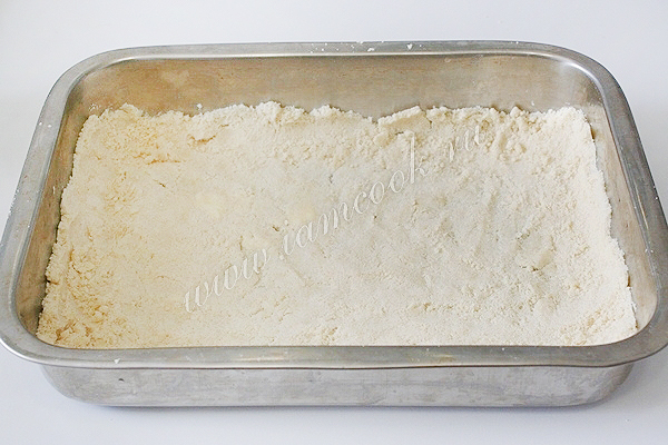 Выложить тесто в форму для запекания