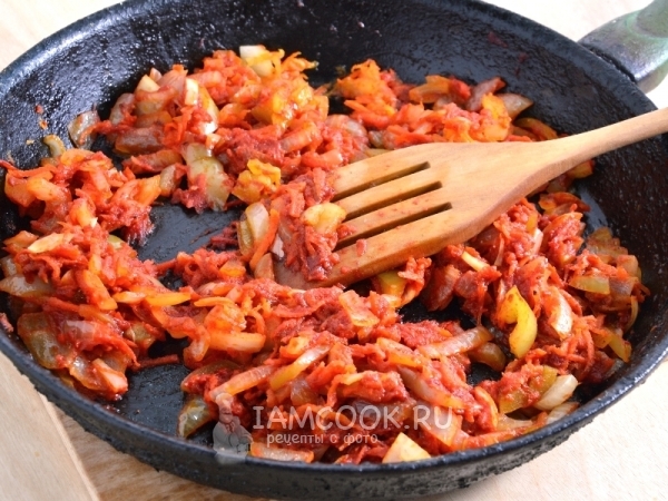 Обжарить овощи с томатной пастой
