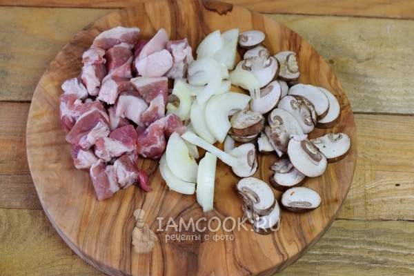 Порезать лук, мясо и грибы