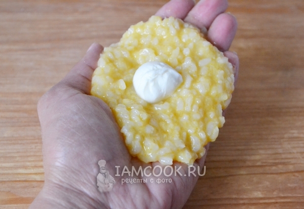 Положить сыр на рис