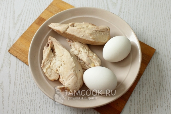 Отварить яйца и куриное филе