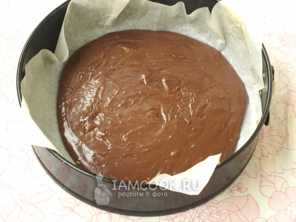 Перелить шоколадное тесто в форму