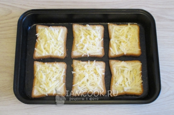 Посыпать сыром хлеб
